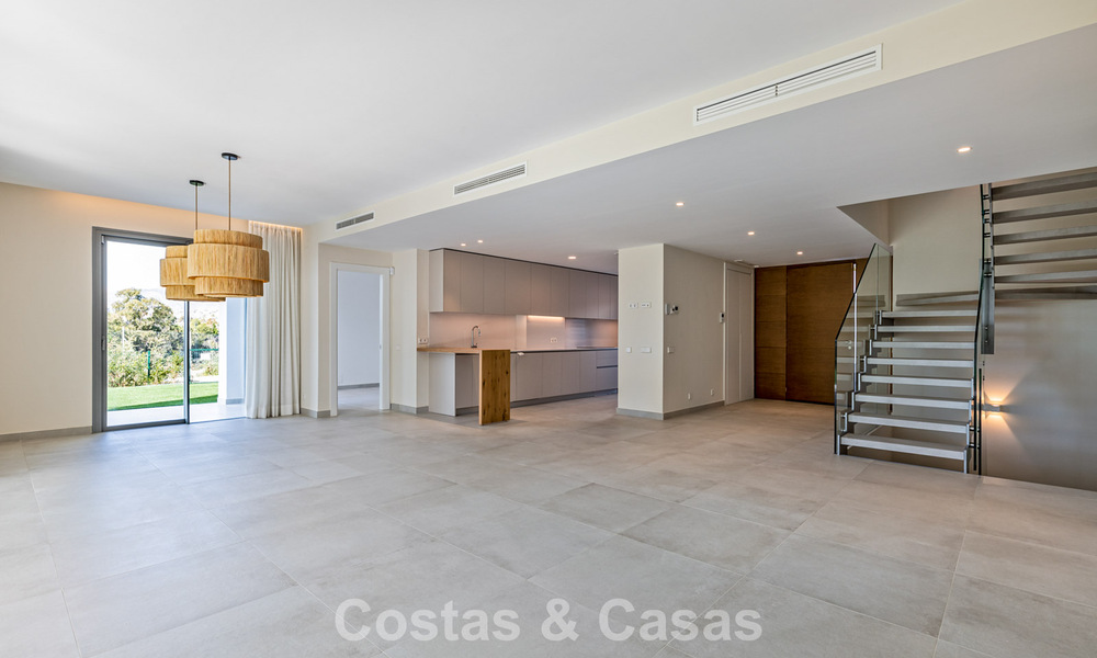 Moderne halfvrijstaande villa te koop dicht bij voorzieningen in Guadalmina en San Pedro centrum, Marbella 799912