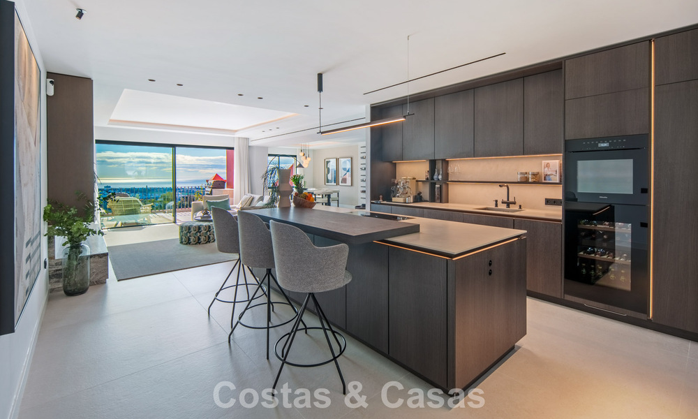 Hoogwaardig gerenoveerd penthouse met spectaculair zeezicht te koop in Marbella - Benahavis 800043