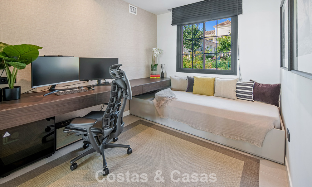 Hoogwaardig gerenoveerd penthouse met spectaculair zeezicht te koop in Marbella - Benahavis 800044