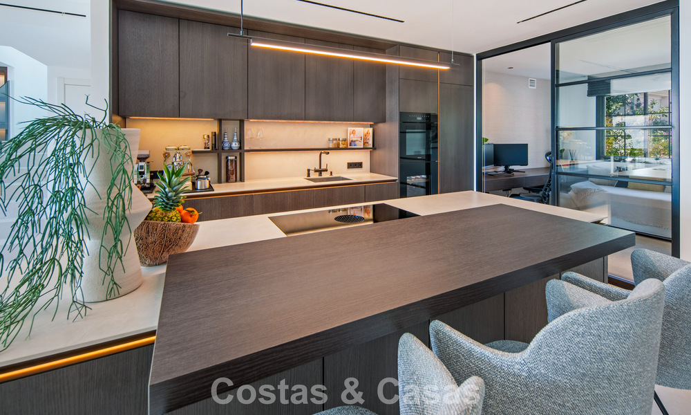 Hoogwaardig gerenoveerd penthouse met spectaculair zeezicht te koop in Marbella - Benahavis 800045