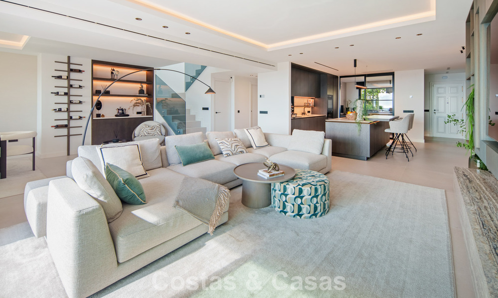 Hoogwaardig gerenoveerd penthouse met spectaculair zeezicht te koop in Marbella - Benahavis 800052