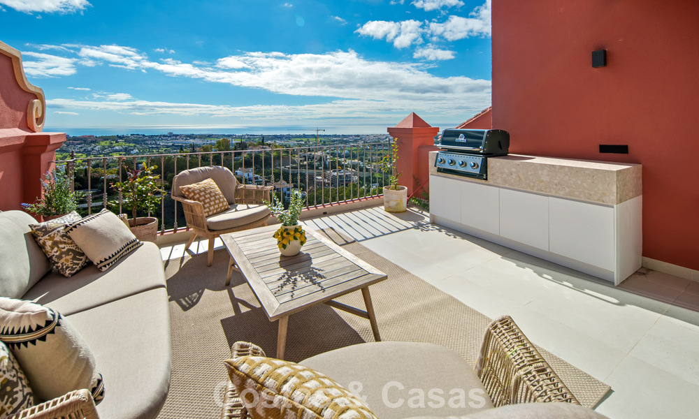 Hoogwaardig gerenoveerd penthouse met spectaculair zeezicht te koop in Marbella - Benahavis 800055