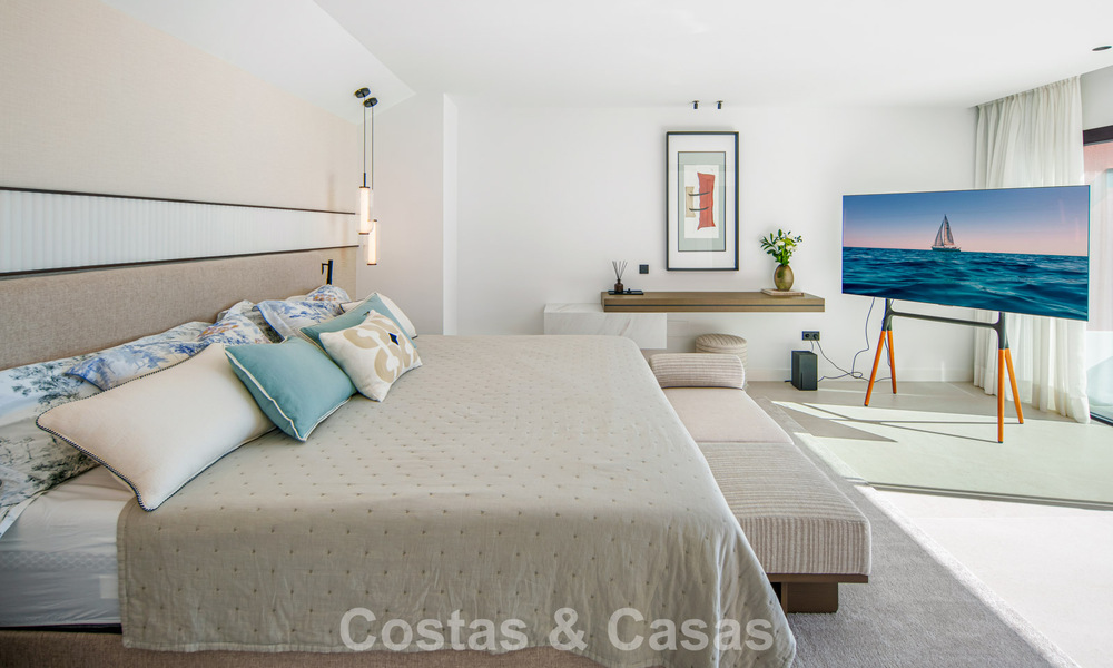 Hoogwaardig gerenoveerd penthouse met spectaculair zeezicht te koop in Marbella - Benahavis 800056