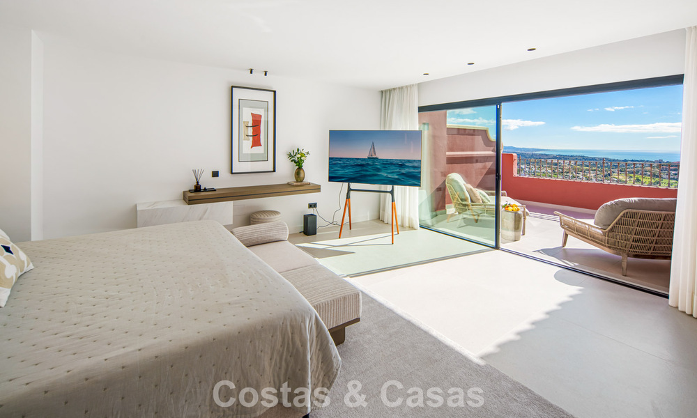 Hoogwaardig gerenoveerd penthouse met spectaculair zeezicht te koop in Marbella - Benahavis 800057