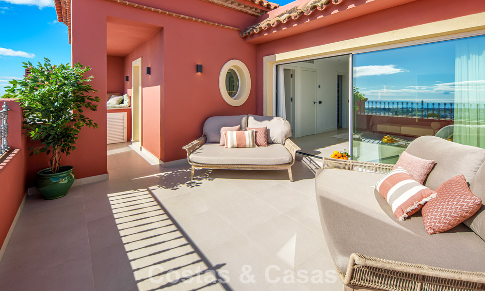 Hoogwaardig gerenoveerd penthouse met spectaculair zeezicht te koop in Marbella - Benahavis 800062