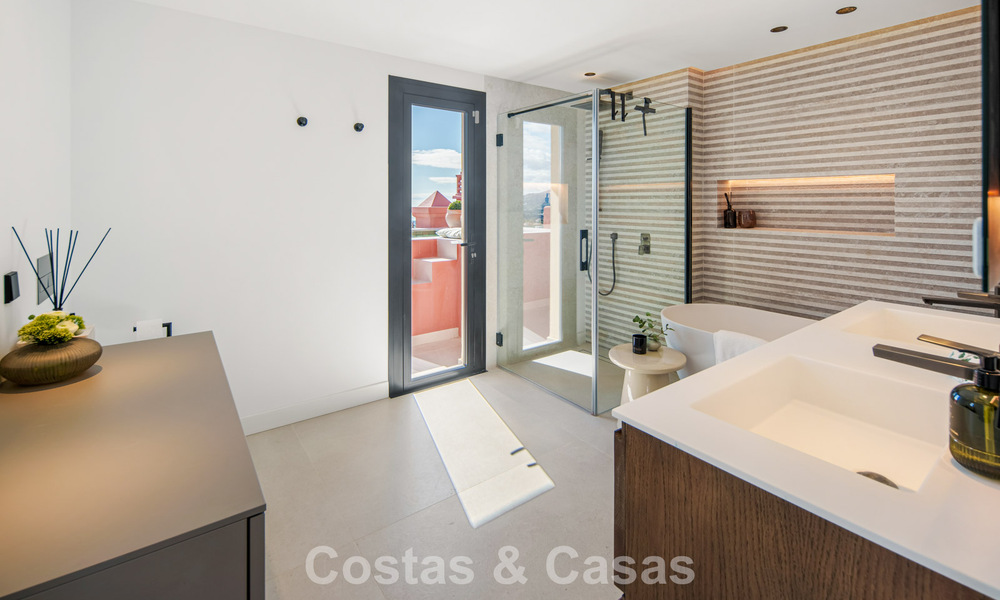 Hoogwaardig gerenoveerd penthouse met spectaculair zeezicht te koop in Marbella - Benahavis 800068