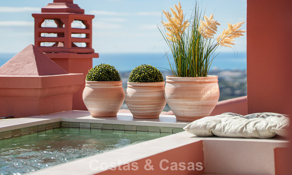 Hoogwaardig gerenoveerd penthouse met spectaculair zeezicht te koop in Marbella - Benahavis 800079