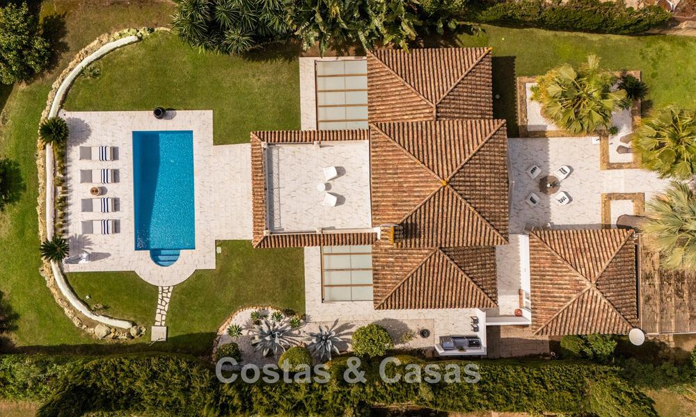 Prachtig, eigentijds gerenoveerde, Andalusische villa met panoramisch zeezicht te koop in Sotogrande, Costa del Sol 799840