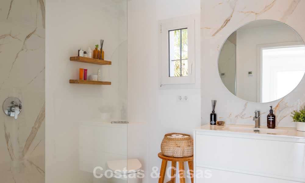 Prachtig, eigentijds gerenoveerde, Andalusische villa met panoramisch zeezicht te koop in Sotogrande, Costa del Sol 799850
