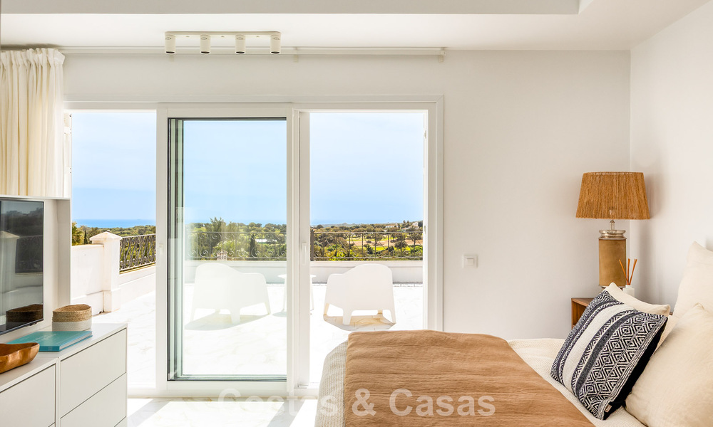 Prachtig, eigentijds gerenoveerde, Andalusische villa met panoramisch zeezicht te koop in Sotogrande, Costa del Sol 799852