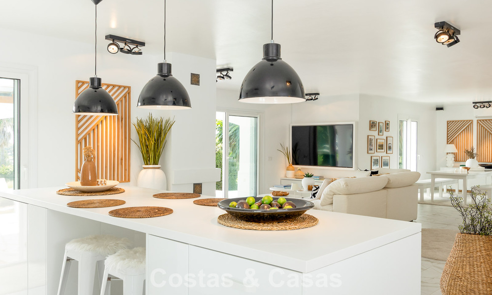 Prachtig, eigentijds gerenoveerde, Andalusische villa met panoramisch zeezicht te koop in Sotogrande, Costa del Sol 799868