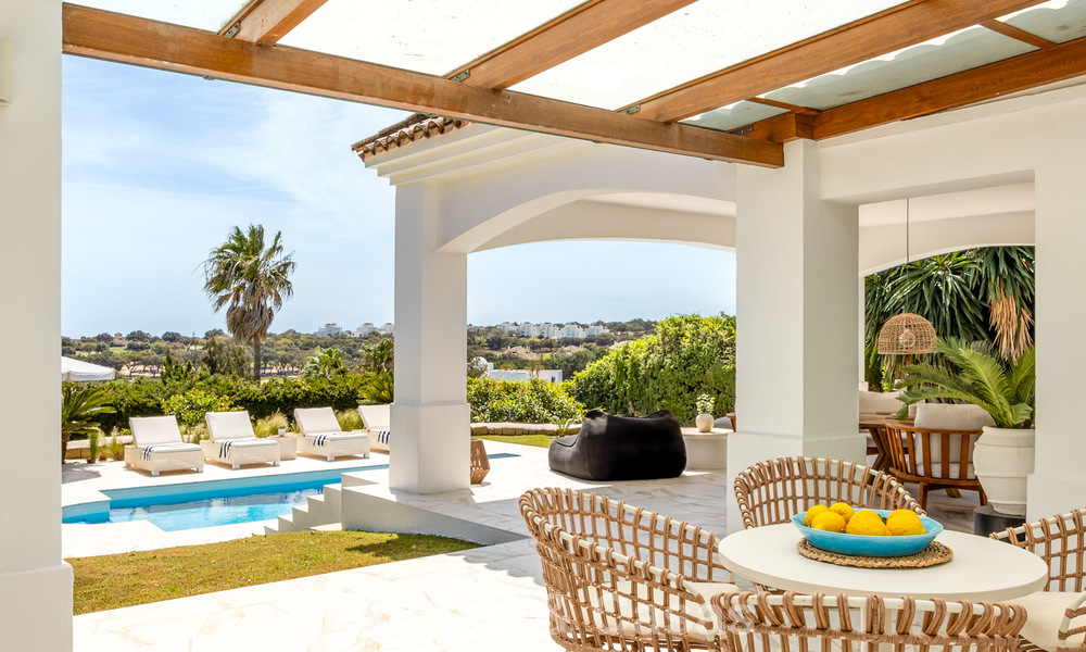 Prachtig, eigentijds gerenoveerde, Andalusische villa met panoramisch zeezicht te koop in Sotogrande, Costa del Sol 799871