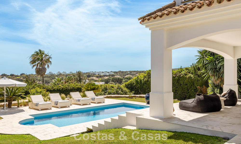 Prachtig, eigentijds gerenoveerde, Andalusische villa met panoramisch zeezicht te koop in Sotogrande, Costa del Sol 799872