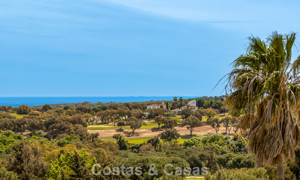 Prachtig, eigentijds gerenoveerde, Andalusische villa met panoramisch zeezicht te koop in Sotogrande, Costa del Sol 799880