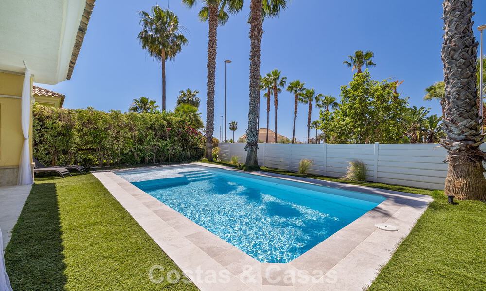 Gerenoveerde, halfvrijstaande villa te koop met zeezicht aan de golfbaan ten Oosten van Marbella 800236