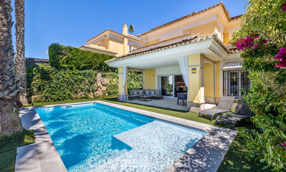 Gerenoveerde, halfvrijstaande villa te koop met zeezicht aan de golfbaan ten Oosten van Marbella 800237