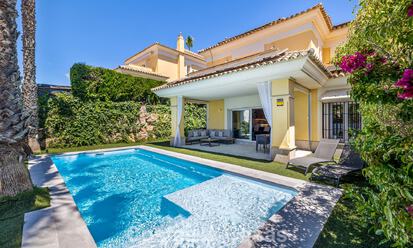 Gerenoveerde, halfvrijstaande villa te koop met zeezicht aan de golfbaan ten Oosten van Marbella 800237