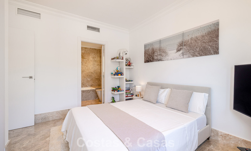 Gerenoveerde, halfvrijstaande villa te koop met zeezicht aan de golfbaan ten Oosten van Marbella 800246
