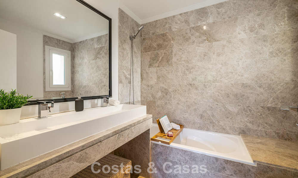 Gerenoveerde, halfvrijstaande villa te koop met zeezicht aan de golfbaan ten Oosten van Marbella 800247