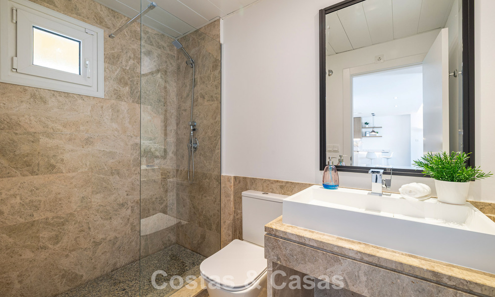 Gerenoveerde, halfvrijstaande villa te koop met zeezicht aan de golfbaan ten Oosten van Marbella 800253