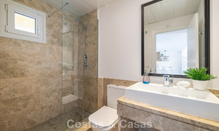 Gerenoveerde, halfvrijstaande villa te koop met zeezicht aan de golfbaan ten Oosten van Marbella 800253 