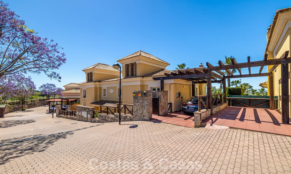 Gerenoveerde, halfvrijstaande villa te koop met zeezicht aan de golfbaan ten Oosten van Marbella 800256
