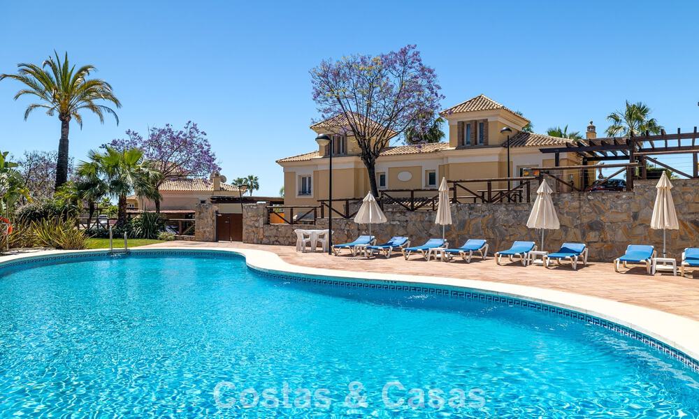 Gerenoveerde, halfvrijstaande villa te koop met zeezicht aan de golfbaan ten Oosten van Marbella 800257