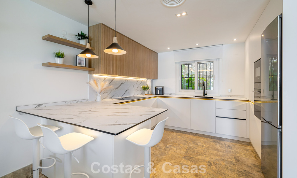 Gerenoveerde, halfvrijstaande villa te koop met zeezicht aan de golfbaan ten Oosten van Marbella 800258