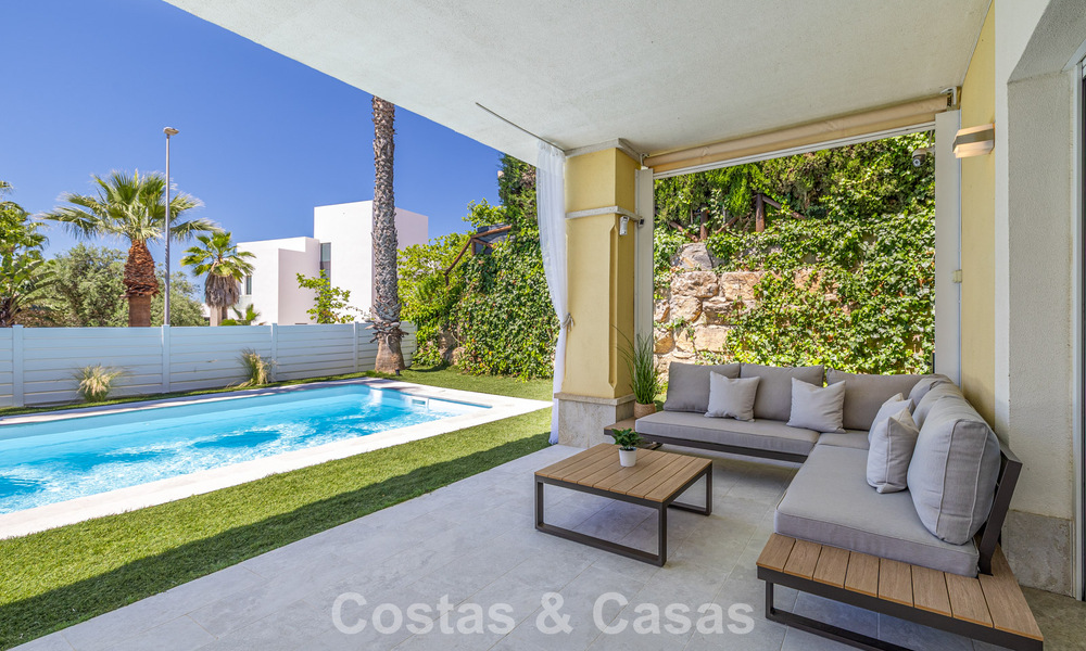 Gerenoveerde, halfvrijstaande villa te koop met zeezicht aan de golfbaan ten Oosten van Marbella 800261