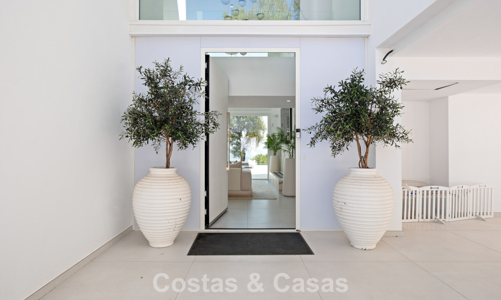 Moderne luxevilla met eigentijdse bouwstijl te koop met panoramisch uitzicht in de heuvels van Marbella Oost 800262