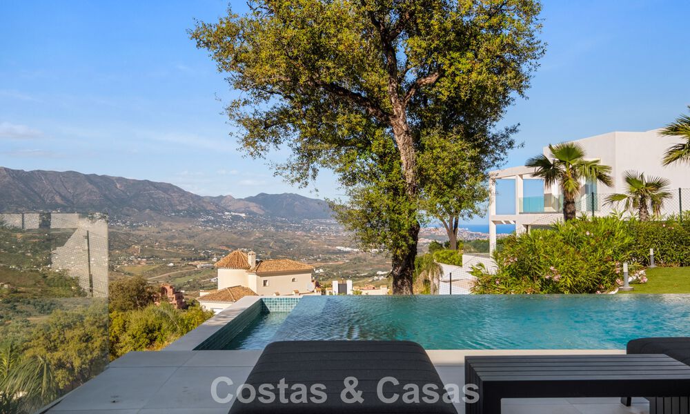 Moderne luxevilla met eigentijdse bouwstijl te koop met panoramisch uitzicht in de heuvels van Marbella Oost 800264