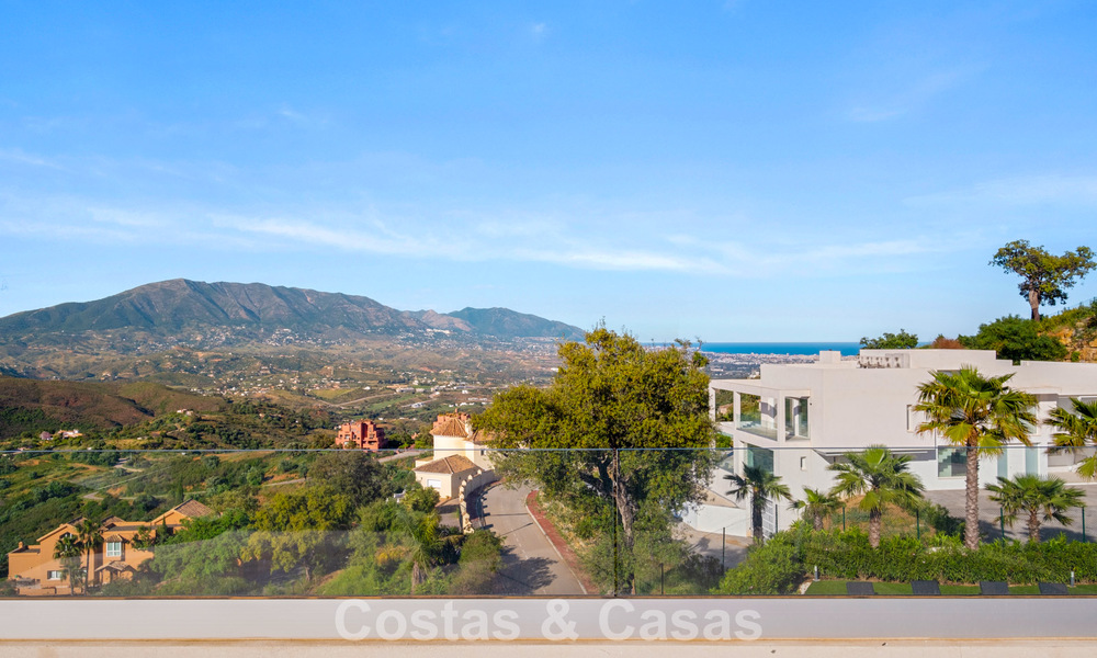 Moderne luxevilla met eigentijdse bouwstijl te koop met panoramisch uitzicht in de heuvels van Marbella Oost 800268