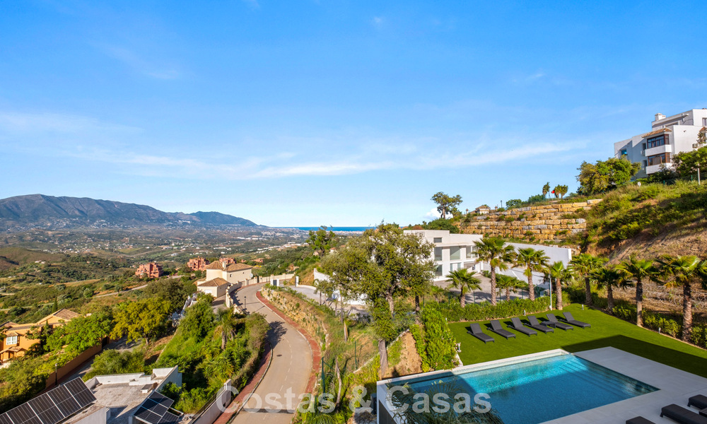 Moderne luxevilla met eigentijdse bouwstijl te koop met panoramisch uitzicht in de heuvels van Marbella Oost 800269