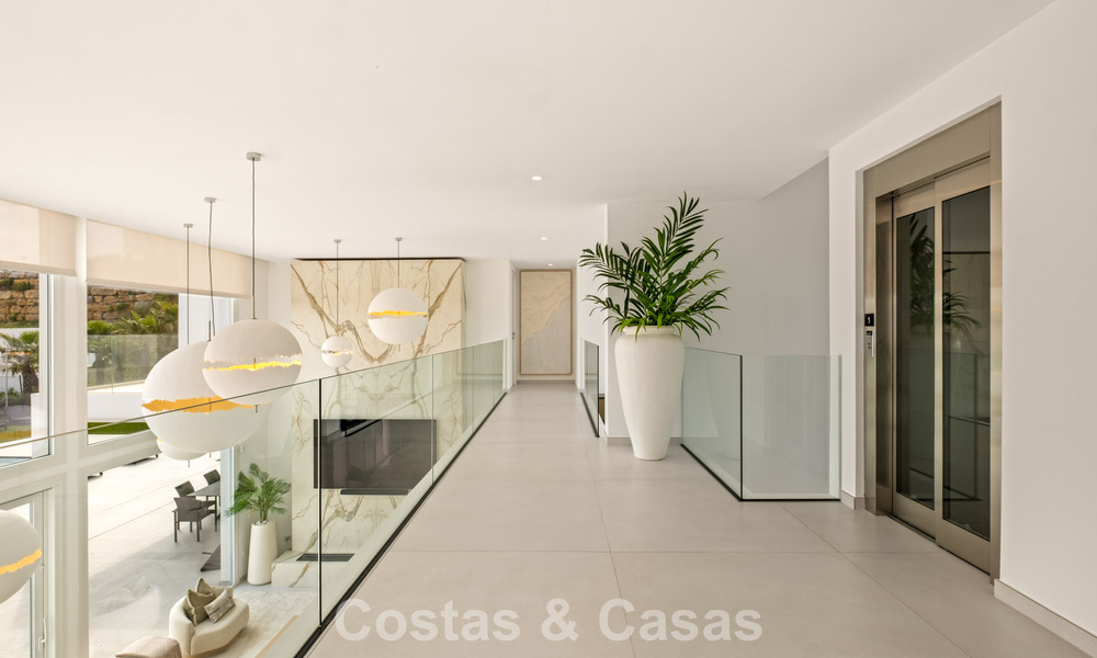 Moderne luxevilla met eigentijdse bouwstijl te koop met panoramisch uitzicht in de heuvels van Marbella Oost 800276