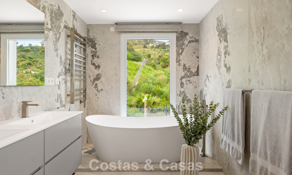 Moderne luxevilla met eigentijdse bouwstijl te koop met panoramisch uitzicht in de heuvels van Marbella Oost 800279