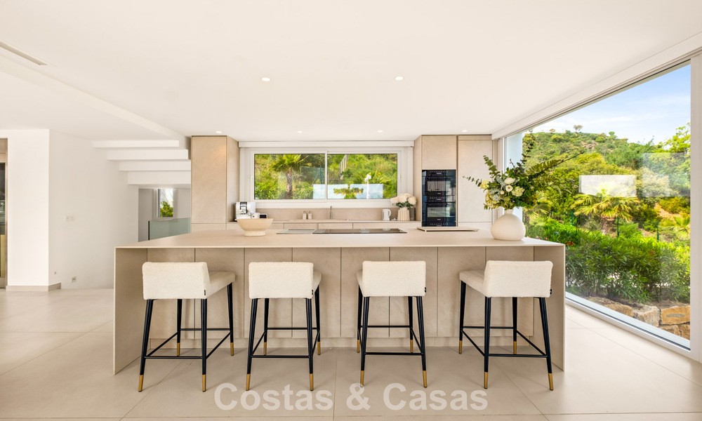Moderne luxevilla met eigentijdse bouwstijl te koop met panoramisch uitzicht in de heuvels van Marbella Oost 800280