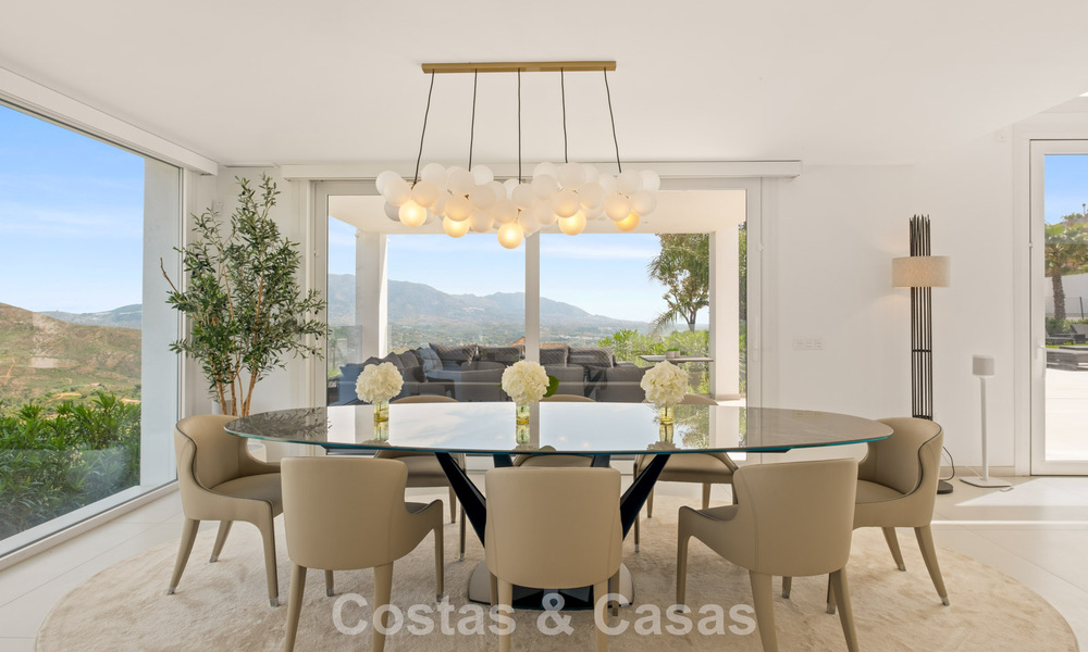 Moderne luxevilla met eigentijdse bouwstijl te koop met panoramisch uitzicht in de heuvels van Marbella Oost 800287