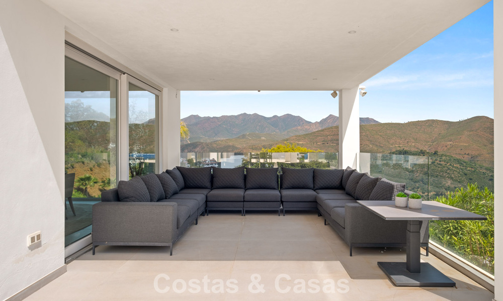 Moderne luxevilla met eigentijdse bouwstijl te koop met panoramisch uitzicht in de heuvels van Marbella Oost 800289