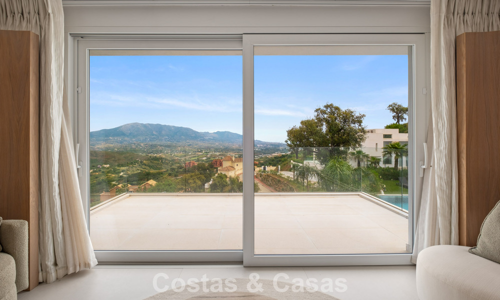 Moderne luxevilla met eigentijdse bouwstijl te koop met panoramisch uitzicht in de heuvels van Marbella Oost 800297