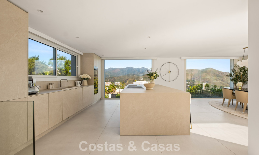 Moderne luxevilla met eigentijdse bouwstijl te koop met panoramisch uitzicht in de heuvels van Marbella Oost 800304