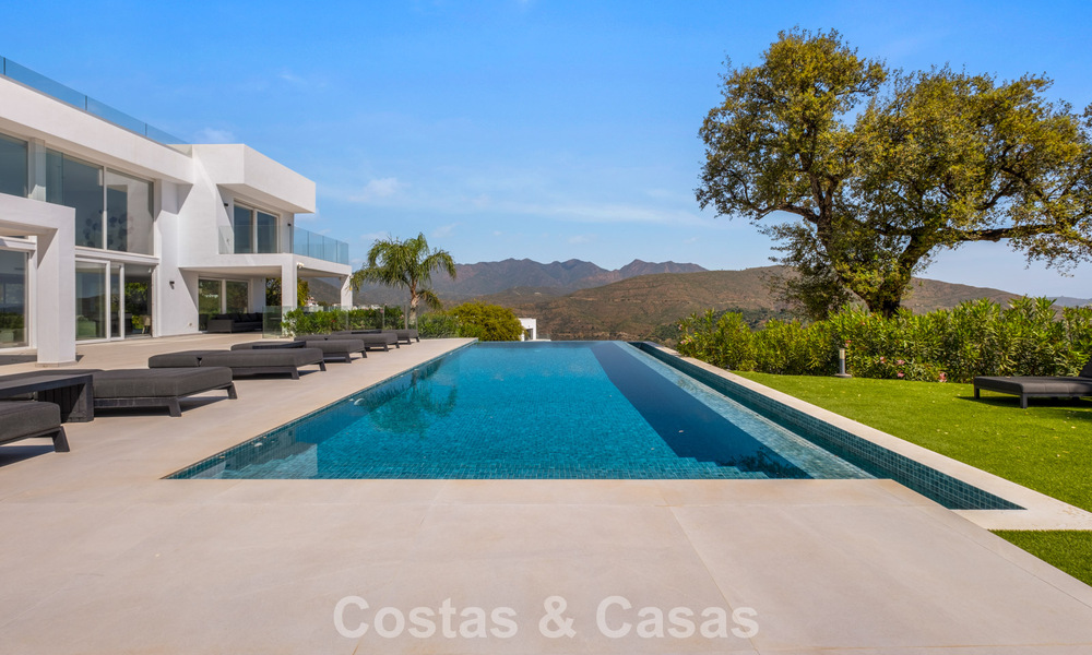 Moderne luxevilla met eigentijdse bouwstijl te koop met panoramisch uitzicht in de heuvels van Marbella Oost 800310
