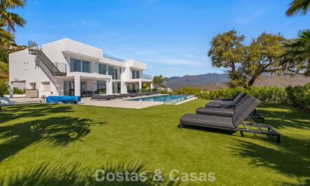Moderne luxevilla met eigentijdse bouwstijl te koop met panoramisch uitzicht in de heuvels van Marbella Oost 800312