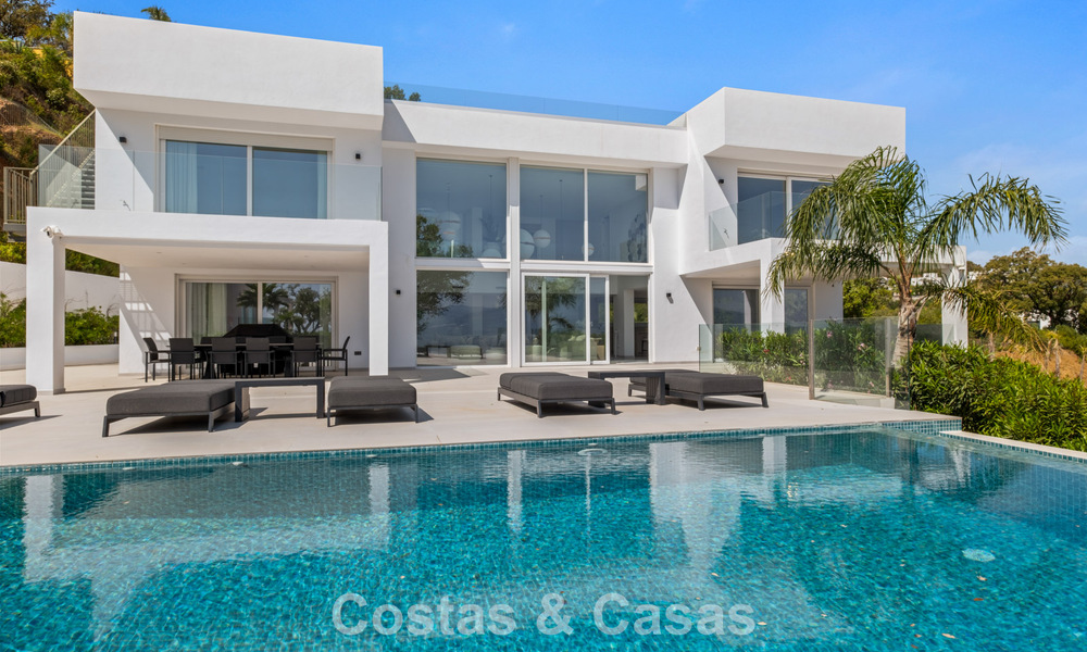 Moderne luxevilla met eigentijdse bouwstijl te koop met panoramisch uitzicht in de heuvels van Marbella Oost 800313
