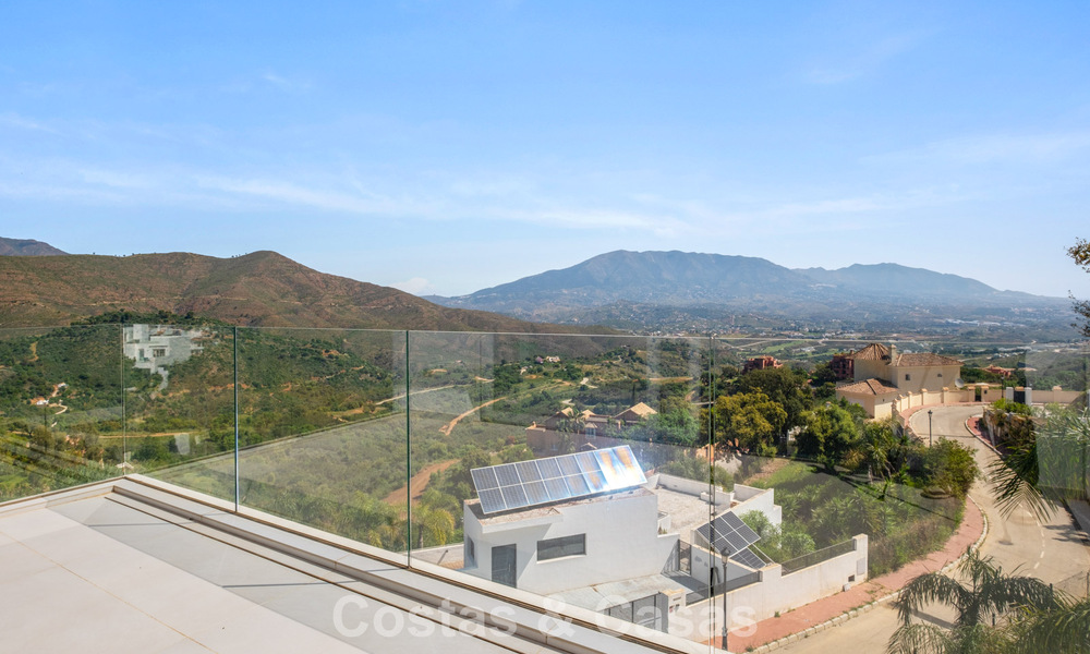 Moderne luxevilla met eigentijdse bouwstijl te koop met panoramisch uitzicht in de heuvels van Marbella Oost 800316