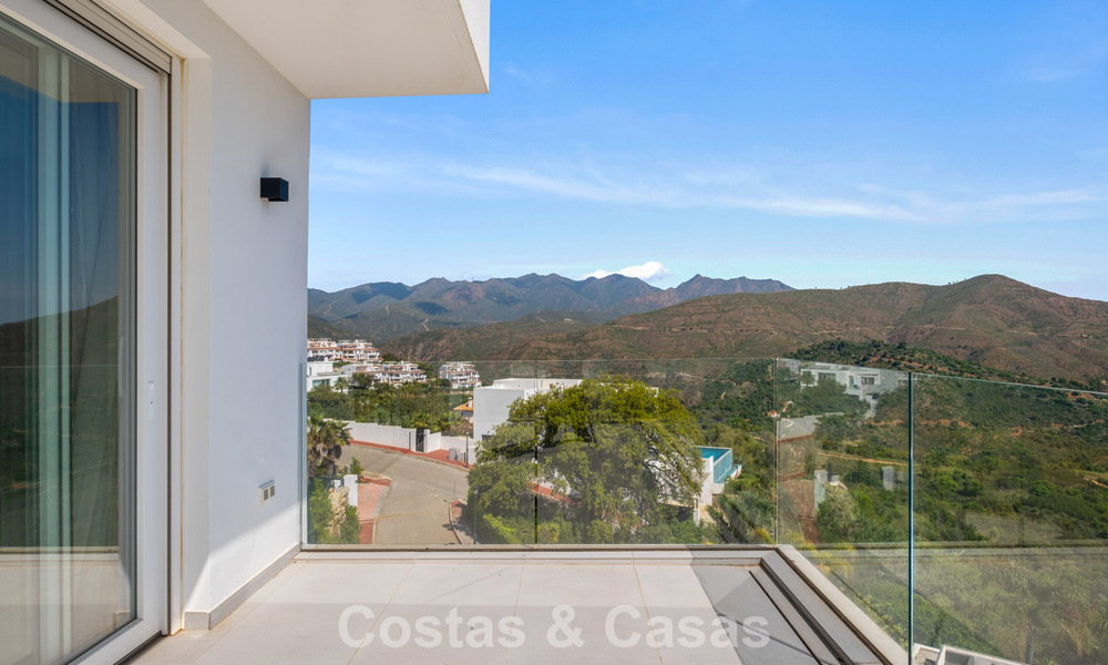 Moderne luxevilla met eigentijdse bouwstijl te koop met panoramisch uitzicht in de heuvels van Marbella Oost 800317