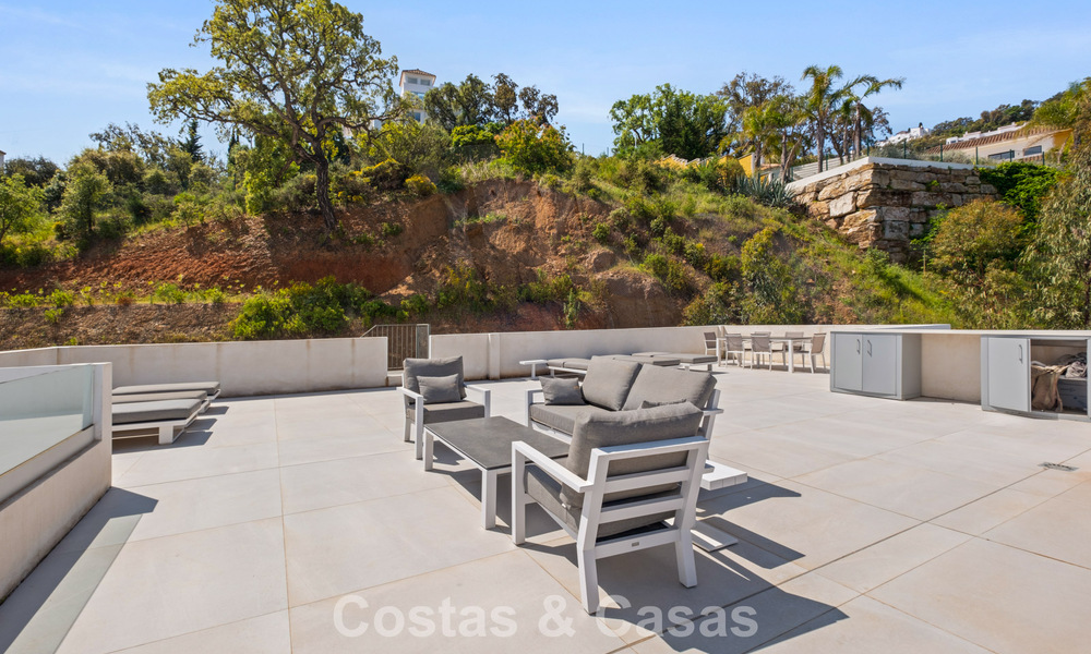 Moderne luxevilla met eigentijdse bouwstijl te koop met panoramisch uitzicht in de heuvels van Marbella Oost 800321