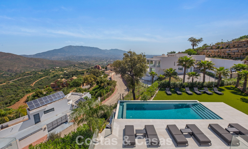 Moderne luxevilla met eigentijdse bouwstijl te koop met panoramisch uitzicht in de heuvels van Marbella Oost 800322