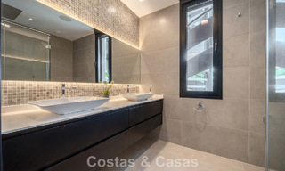 Gesofisticeerde luxevilla te koop met panoramisch uitzicht in Nueva Andalucia’s begeerde golfvallei, Marbella 800337 