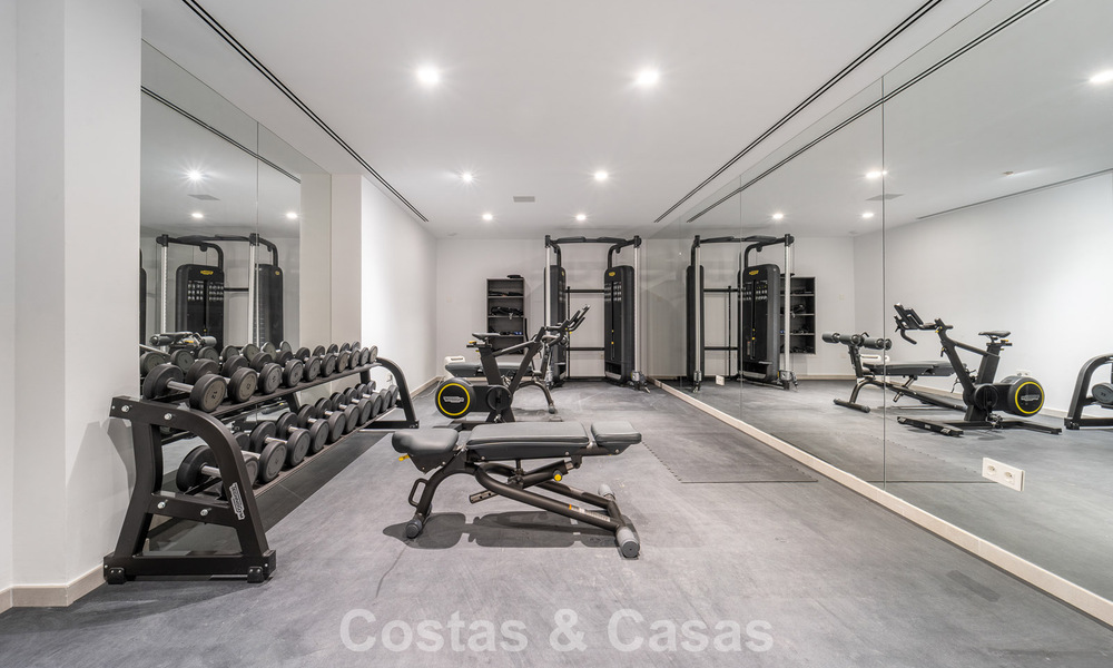Gesofisticeerde luxevilla te koop met panoramisch uitzicht in Nueva Andalucia’s begeerde golfvallei, Marbella 800341
