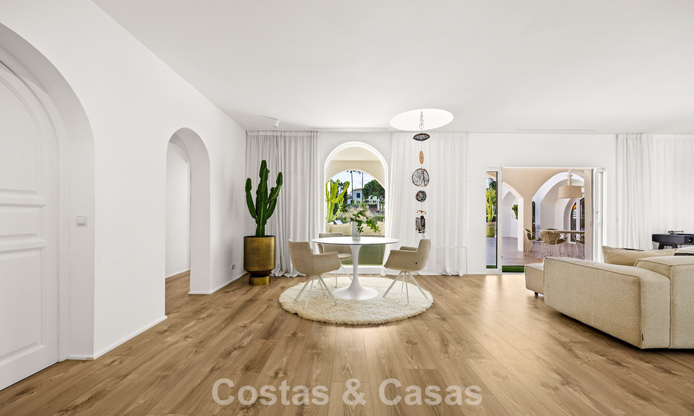 Mediterraanse, gelijkvloerse luxevilla te koop direct aan de golfbaan in Guadalmina, Marbella 800561